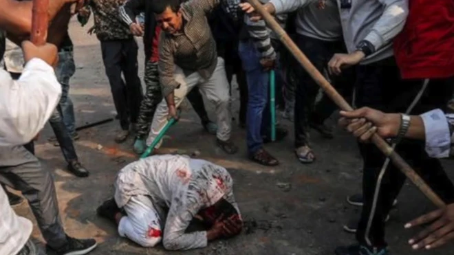 Kütlə kişini döyür