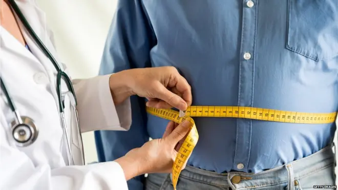 रुग्णाला डॉक्टर तपासताना