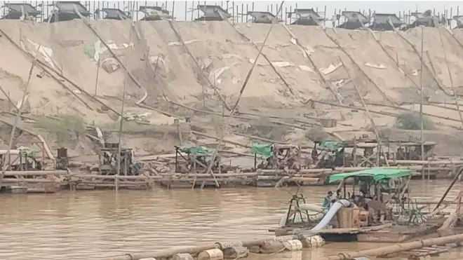 ဥရုမြစ် ရေအစပ်ထဲအထိ ၅လက်မအထက်ရှိတဲ့ ပိုက်တွေကို ဖောင်တွဲပြီး တန်းစီချထားတာ မြစ်ရိုးတလျှောက် အစီအရီအများအပြားကိုတွေ့မြင်နိုင်ပါတယ်။
