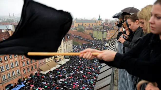 На акцию протеста против запрета аборотов в Польше вышли женщины в траурной одежде