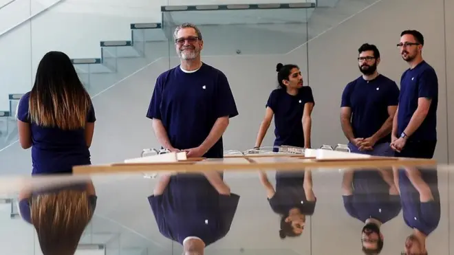 مجموعة في الموظفين في غرفة اجتماعات