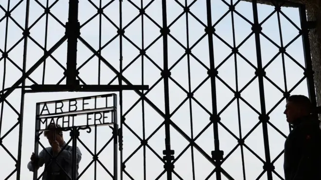 В апреле 2015 года в бывшем концлагере Дахау была установлена копия украденных ворот