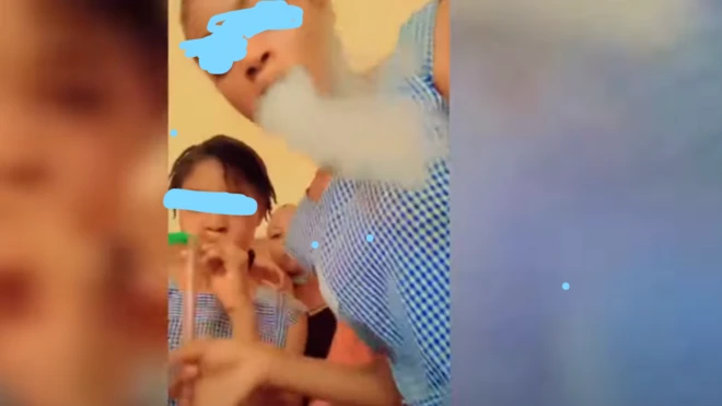 Awọn akẹkọọ to n fa shisha