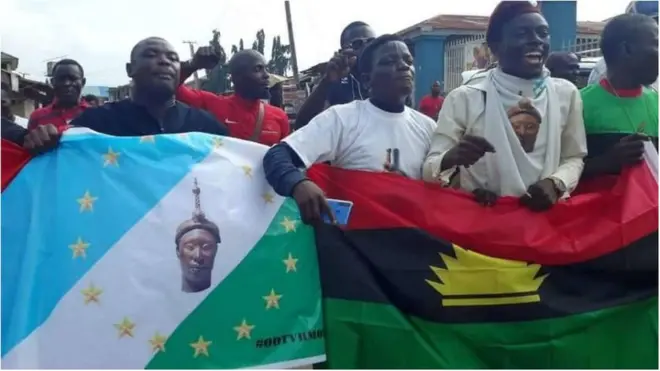 Awọn eeyan to n beere fun idasilẹ orilẹede Yoruba ati Biafra gbe asia ikọọkan wọn lọwọ