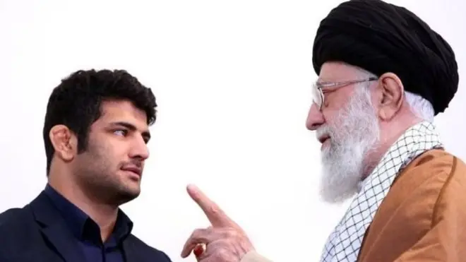 آیت‌الله خامنه‌ای از علیرضا کریمی تقدیر کرد و انگشتر عقیق خود را به او هدیه داد