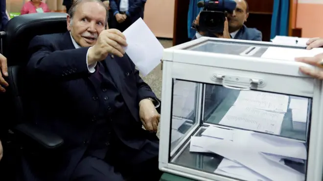 Le président algérien Abdelaziz Bouteflika mettant son bulletin dans l'urne lors de la présidentielle de 2014