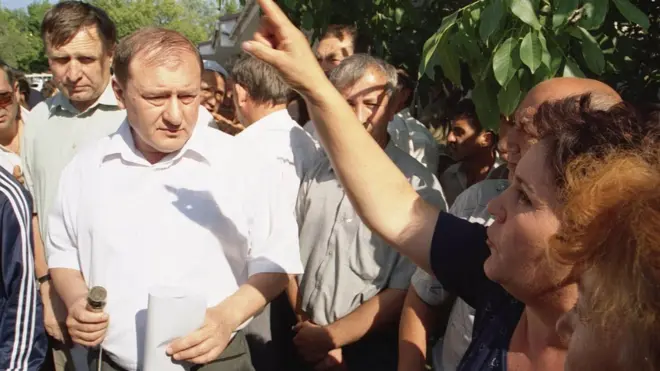 За словами Айше Умерової, кілька днів перед звільненням її батько провів у лікарні, тому після приземлення у Туреччині його одразу оглянули медики