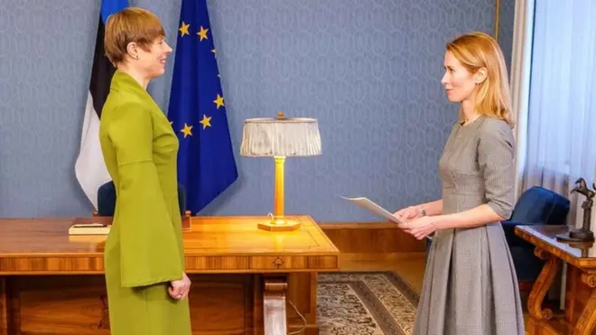 Президентка Естонії Керсті Кальюлайд (ліворуч) на церемонії підписання указу про призначення уряду Каї Каллас( праворуч)