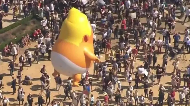 رفع متظاهرون في لندن بالونا يصور بشكل ساخر الرئيس الأمريكي دونالد ترامب. والبالون على هيئة طفل يرتدي حفاظة وتظهر تعابير الغرور والمزاجية على وجهه، كما قال الناشطون الذين رفعوه.