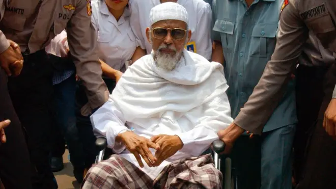 Abu Bakar Ba'asyir menjalani pemeriksaan kesehatan di Jakarta pada 2002.
