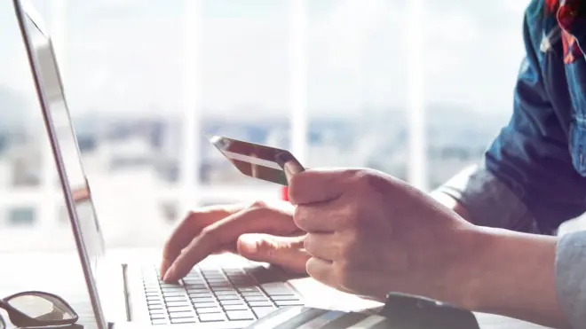 Hombre comprando por internet