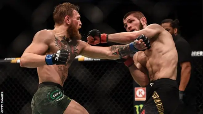 Khabib Nurmagomedov (kanan) mengalahkan Conor McGregor (kiri) pada ronde keempat UFC 229., Oktober 2018 lalu.