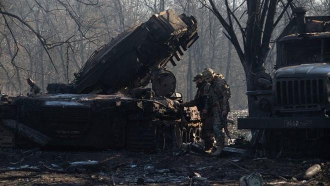 ทหารยูเครนเข้าตรวจสอบซากรถถังที่ถูกทำลายของรัสเซีย