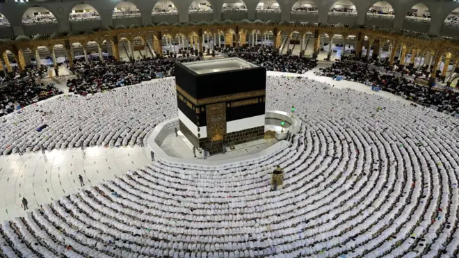 Jemaah haji di Kaabah, Mekah, Arab Saudi pada 2 Juli 2022.
