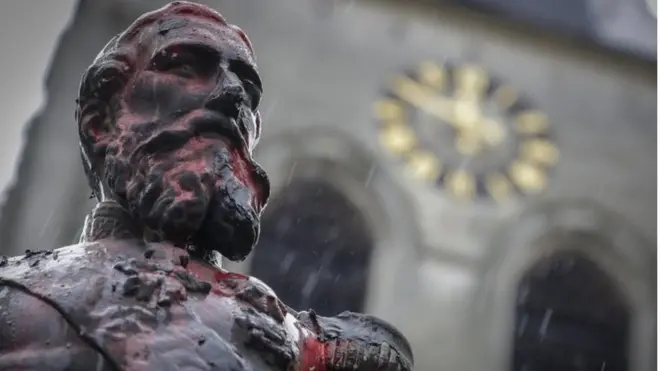 Protesters put fire for one of di statue of King Leopold II inside Antwerp and paint am red