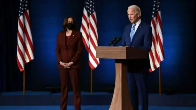 بايدن يلقي خطابه وبجواره نائبته كمالا هاريس