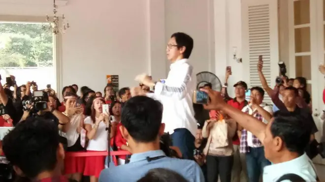 Addie MS memimpin paduan suara.