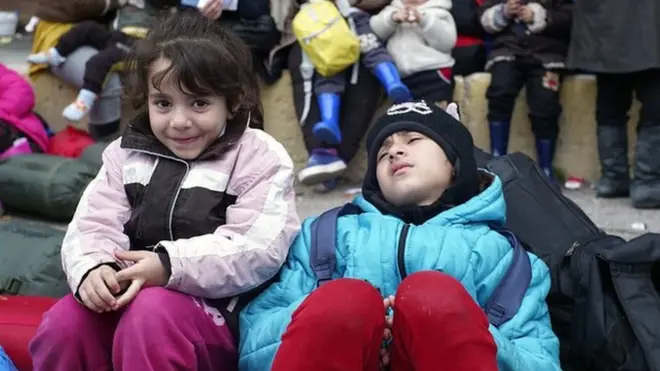 أطفال في أحد معسكرات اللجوء باليونان