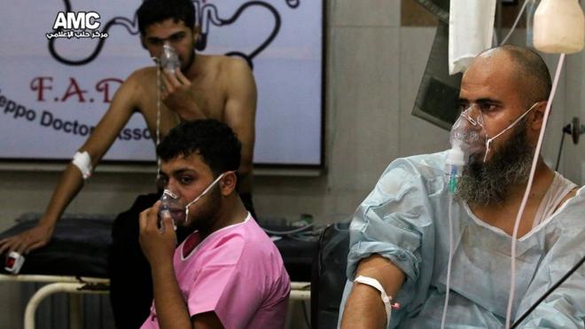люди в кислородных масках после предполагаемой газовой атаки