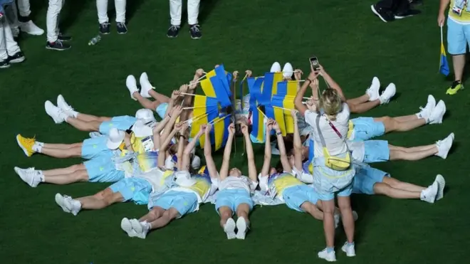 Українська збірна позує для фото під час церемонії закриття