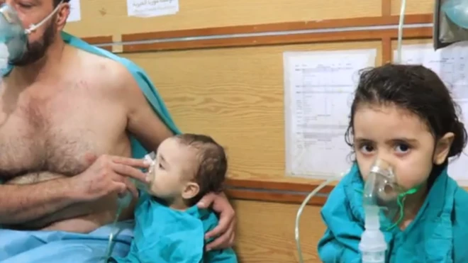 BBC'nin ulaştığı görüntülerde çocuklara oksijen maskeleri takıldığı görülüyor.