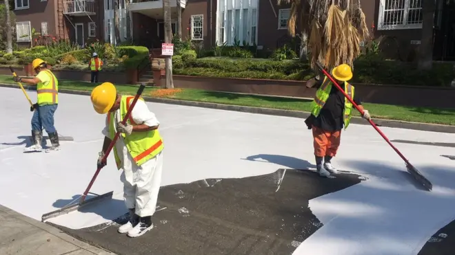 Extendiendo el CoolSeal sobre una calle de Los Ángeles