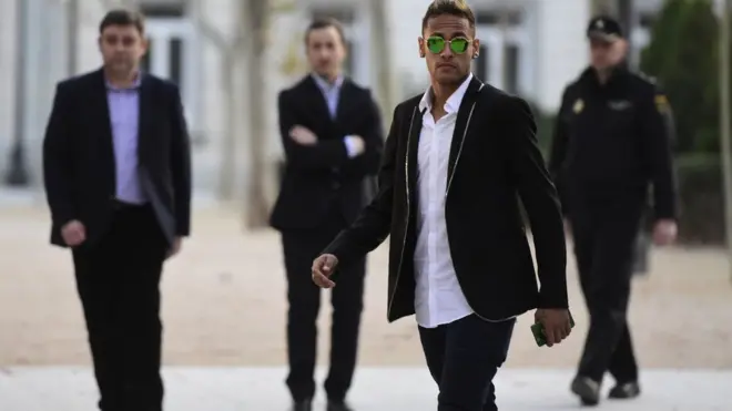 Savcılar Barcelonalı futbolcu Neymar'ın 2 yıl hapsini istiyor.