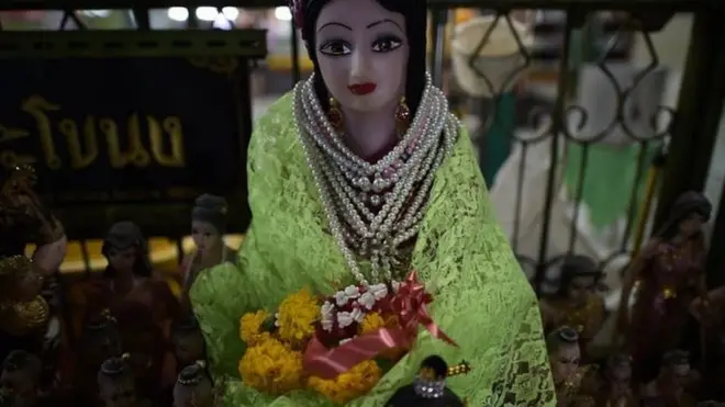 Один из самых известных и почитаемых в Таиланде призраков - Нанг Нак - тоже женского пола, как и Пхи Поб