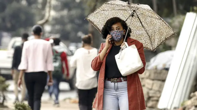 መሸፈኒ ኣፍን ኣፍንጫን ዝገበረት መንእሰይ