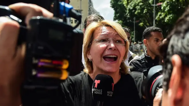 Luisa Ortega asegura que no se rinde y que seguirá "luchando" desde otra posición.