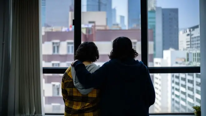 الفتاة السعودية روان (يسار) وريم (يمين) في هونغ كونغ