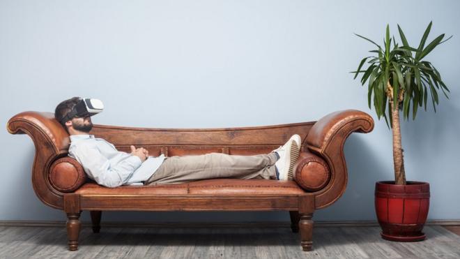 Homem deitadocomo analisar futebol virtual sportingbetdivã com óculoscomo analisar futebol virtual sportingbetrealidade virtual