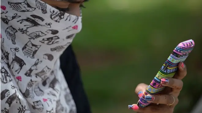 ఫోన్ చూస్తున్న యువతి