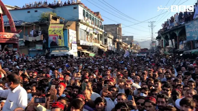 په خيبر پښتونخوا کې د ترهګرۍ پېښو ضد د ولسي احتجانونو لړۍ دوام لري چې په دې لړ کې د جمعې په ورځ (اکتوبر ۲۱مه) د بونیر سواړۍ بازار کې یوه لویه احتجاجي غونډه جوړه شوې ‌وه.