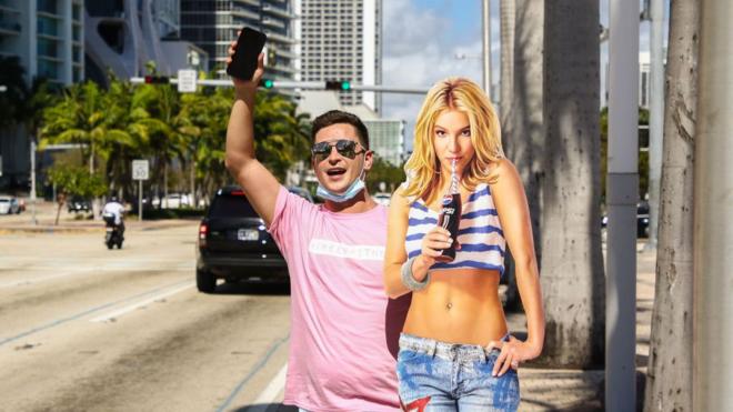 Dentista Felipe Servat com segura uma "Britney Spears" em um protesto ao lado do American Airlines Arena no dia 11 de fevereiro de 2021 em Miami, Florida