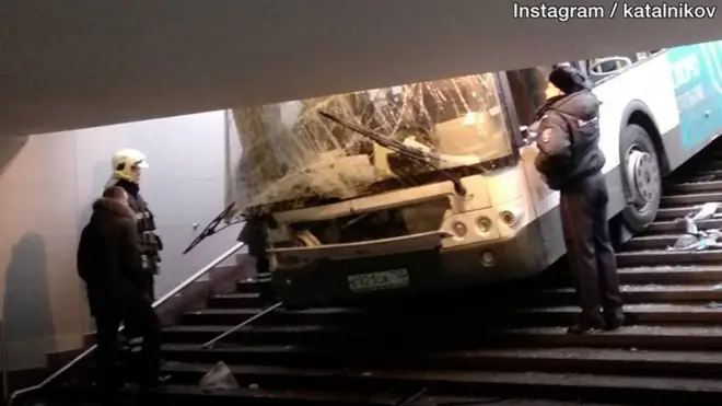 Автобус въехал в подземный переход около станции метро "Славянский бульвар" в Москве