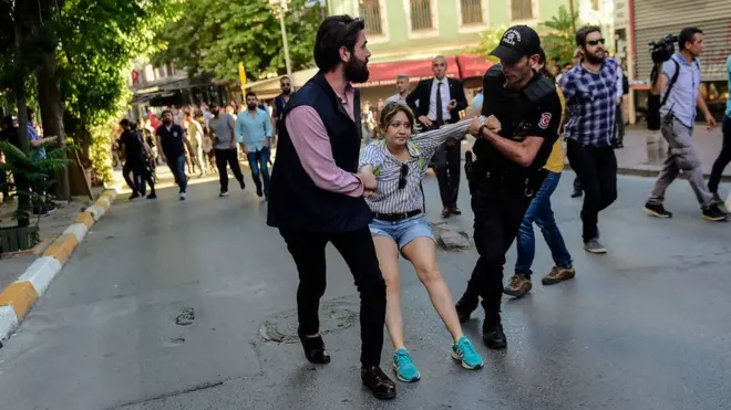 Polisi berusaha menghalangi peserta pawai masuk ke lokasi parade.