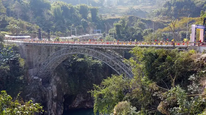 अरुणाचल प्रदेश के सियांग में बना सौ मीटर लंबा 'क्लास-70' ब्रिज