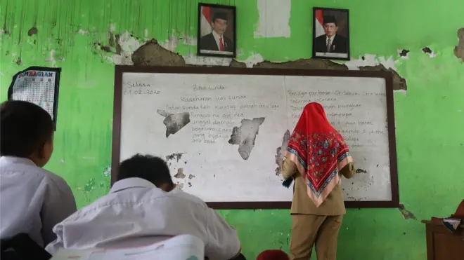 Murid SD Negeri Kamulyaan, Kecamatan Ciseeng, Kabupaten Bogor, Jawa Barat tengah belajar Bahasa Sunda, Selasa (04/02).