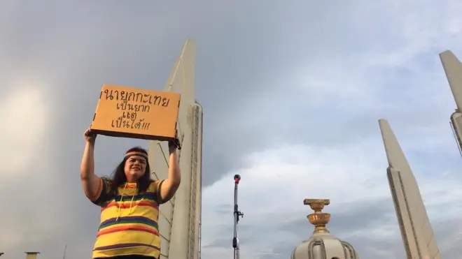 ปาหนันกับป้ายแสดงความคิดเห็นของเธอ