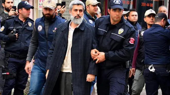 Alpaslan Kuytul polisler tarafından götürülüyor