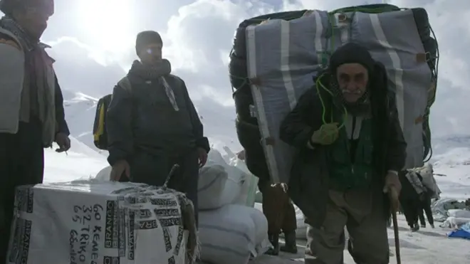 Les passeurs risquent leur vie sur des routes escarpées et gelées