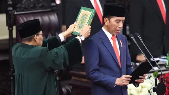 Jokowi membacakan sumpah jabatan di Gedung MPR, Jakarta, Minggu (20/10).