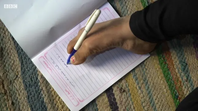 فتاة مصرية تحيك ملابسها بقدميها