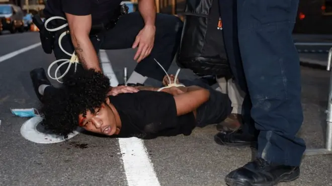 протести США