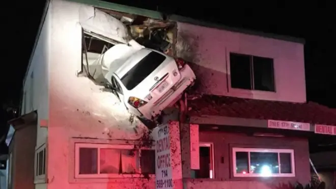 Машина, вылетев с трассы в Калифорнии, врезалась во второй этаж здания.