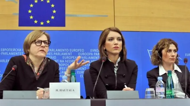 Bà Heidi Hautala, Phó Chủ tịch Nghị viện châu Âu (bìa trái) vừa có chuyến thăm Việt Nam tuần này.