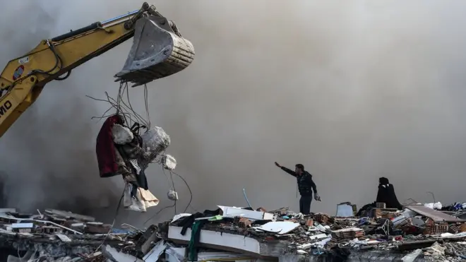 Rescue teams dey comot ipo wey dey trapped for di earthquake