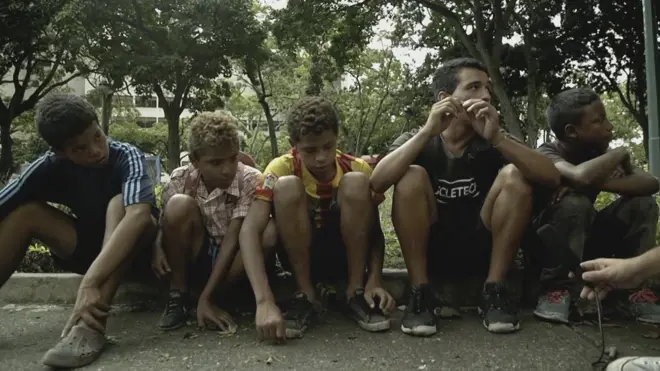 Все больше детей в Венесуэле оказываются на улицах.