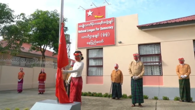 ဒေါ်အောင်ဆန်းစုကြည်က ပါတီအောင်နိုင်ရေးအလံကို နေပြည်တော်မှာ ရှိတဲ့ ပါတီရုံးချုပ်ရှေ့မှာ လွှင့်ထူ